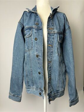 Wrangler light blue denim jacket with maroon logo tag